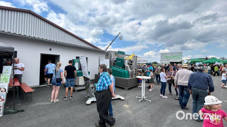 Tausende Besucher informierten sich beim Tag der offenen Tür bei Thoma-Bäuml Agrar. Bild: Simon Kappauf/exb