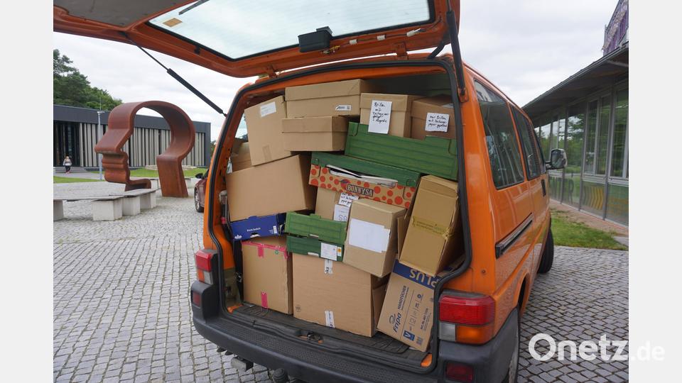 Der Transporter von Johannes Klein, Koordinator der Aktion „Brillen weltweit“, ist randvoll mit Spenden, als er die OTH Amberg-Weiden wieder verlässt 
gez. Bild: Hirmer/OTH Amberg-Weiden