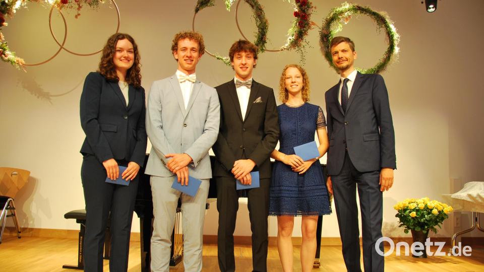 Ehrung für außerordentliches schulisches Engagement durch den „Verein der Freunde des MRG“ (von links): Elisa Wannemacher, Nikolas Spörer, Stefan Stiegler, Emma Breitschaft, Oberstudienrat Tobias Kober. Bild: gsp