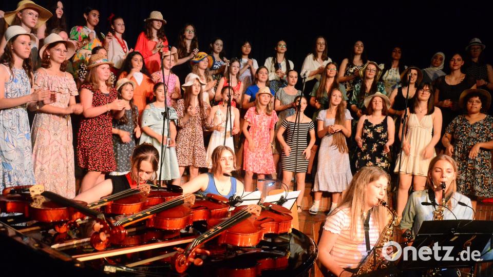 Ganz schön viel los, wenn Unterstufen-, Mittelstufen- und Oberstufenchor mit Orchester auf der Bühne stehen. Bild: Kunz
