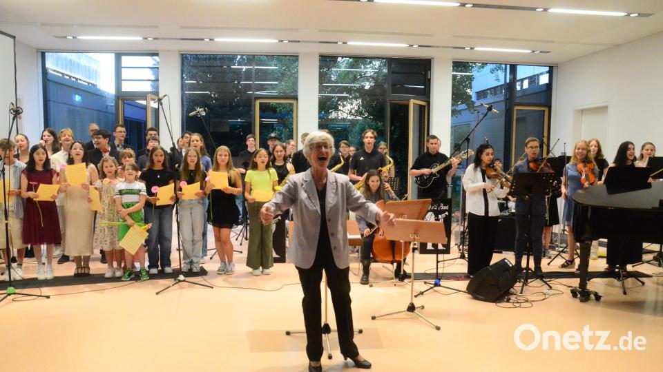 Schulleiterin Sigrid Bloch dirigiert zum Abschied ihrer Schulkarriere alle Ensembles und das Publikum. Bild: Kunz
