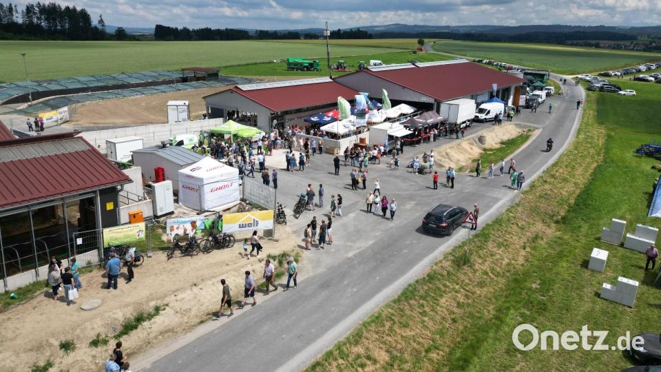 Tausende Besucher informierten sich beim Tag der offenen Tür bei Thoma-Bäuml Agrar. Bild: Simon Kappauf/exb