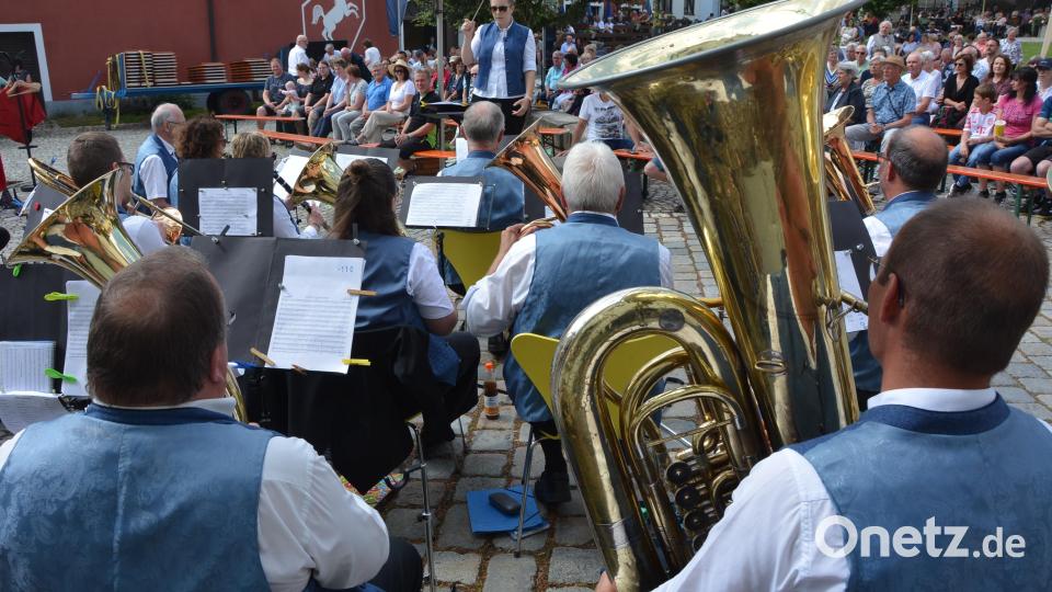 Immer sehens- und erlebenswert ist die Blaskapelle Konnersreuth. Leiterin Laura Dietl hatte bei der Serenade ein Heimspiel. Bild: jr