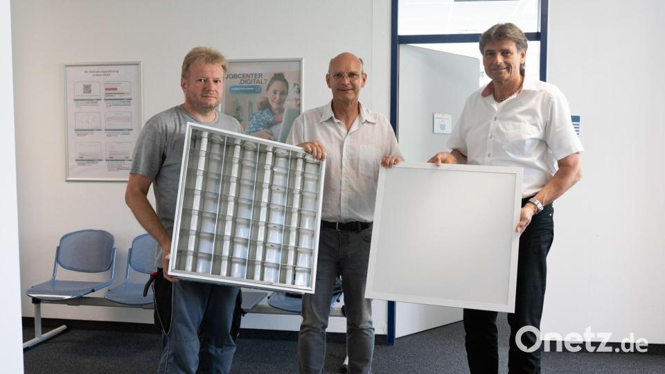 In der Arbeitsagentur und im Jobcenter wird auf LED-Beleuchtung umgerüstet. Von links: Markus Weber (Elektriker EAA), Ralf Doschat (Jobcenter), Werner Pettinger (Wirtschaftsförderung Amberg) Bild: Franziska Farr /exb