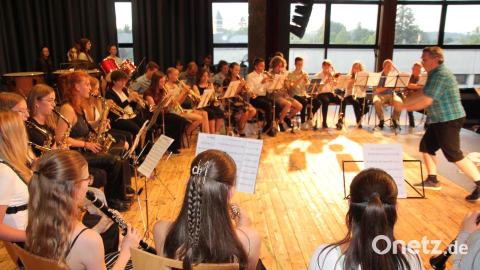 Voller Temperament und mit hohem Einsatz dirigierte Hermann Heinrich (rechts) die Big Band des Stiftland-Gymnasiums - und dies in kurzen Hosen! Bild: kro