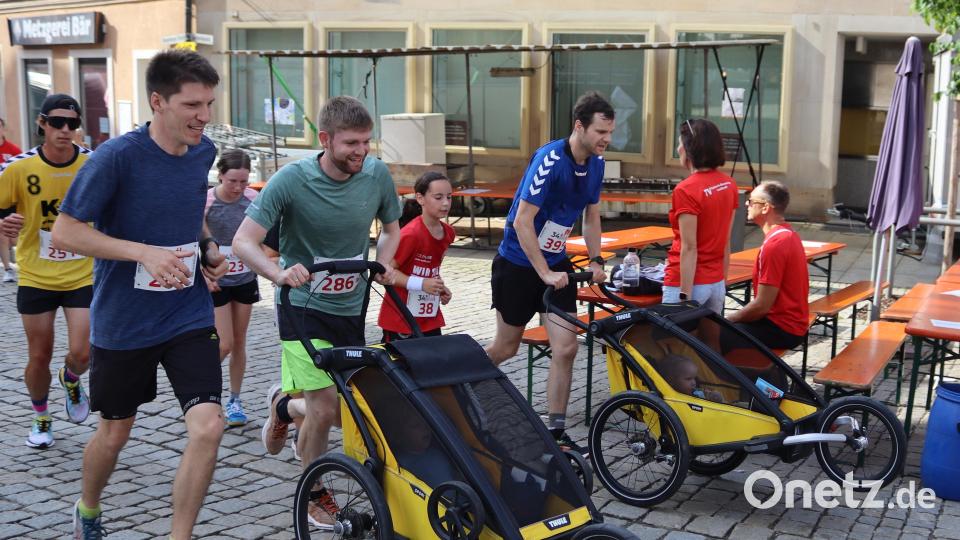 Die Kinderwagenläufer gaben beim Stadtlauf ordentlich Gas. Bild: mfh
