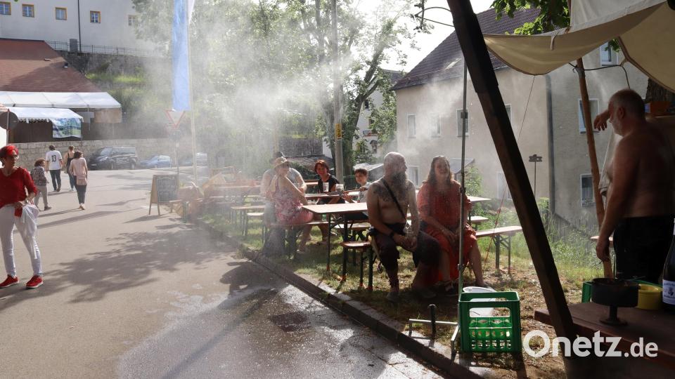 Etwas Abkühlung auf dem Weg in das historische Lager. Bild: mfh