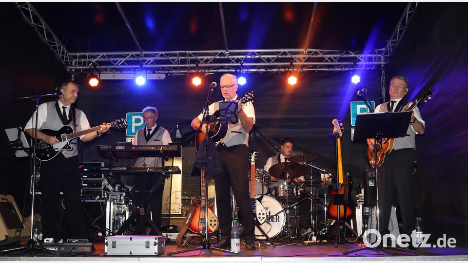 Die Band Remember erinnerte mit Hits der 70er Jahre an vergangene Zeiten. Bild: mfh