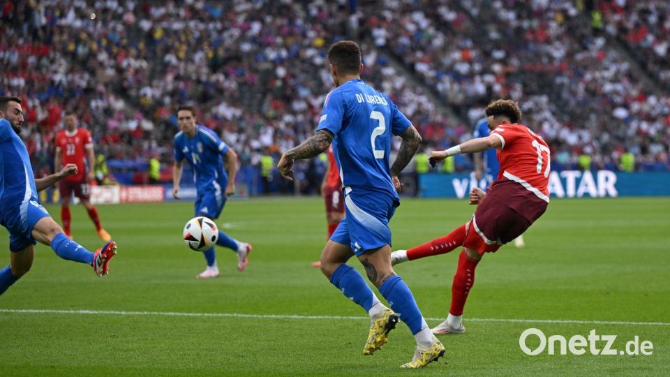 Direkt nach dem Seitenwechsel erhöhte Ruben Vargas mit einem Traumtor auf 2:0. Bild: Robert Michael/dpa