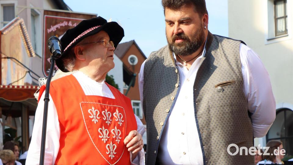 Altbürgermeister Gerd Geismann und Bürgermeister Stefan Frank eröffneten gemeinsam das Altstadtfest. Bild: mfh