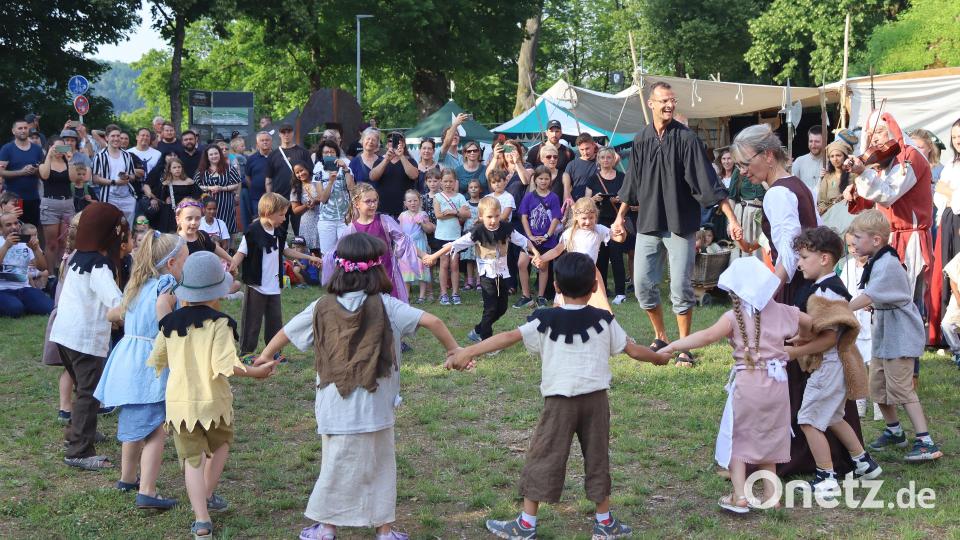 Die Kindergartenkinder hatten dieses Jahr einen Tanz einstudiert.- Bild: mfh