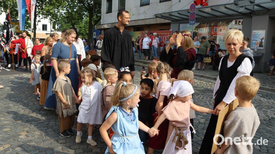 Beim Eröffnungsumzug kommen zuerst die kleinen Prinzessinnen und Ritter, dahinter die erwachsenen Burgfrauen und Ritter. Bild: mfh
