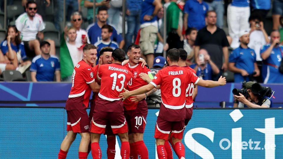 Die Schweizer bejubeln den Einzug ins Viertelfinale. Bild: Andreas Gora/dpa