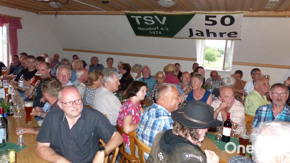 Das Sportheim in Neudorf ist beim Kommersabend bis auf den letzten Platz gefüllt. Bild: hme