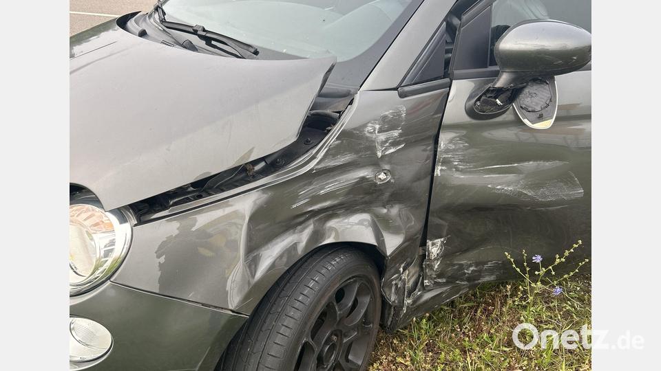 Die drei Insassen des Fiat 500 bekamen einen gehörigen Schock, sie hatten aber Glück im Unglück - niemand wurde verletzt. Bild: Polizeiinspektion Sulzbach-Rosenberg/exb