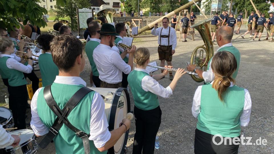 Ein Ständchen für das &quot;Geburtstagskind&quot; - von diesem auch noch selbst dirigiert -, gefolgt von einem dreifachen &quot;Hoch&quot; für den Jubilar ... und den Baum im Hintergund! Bild: aub