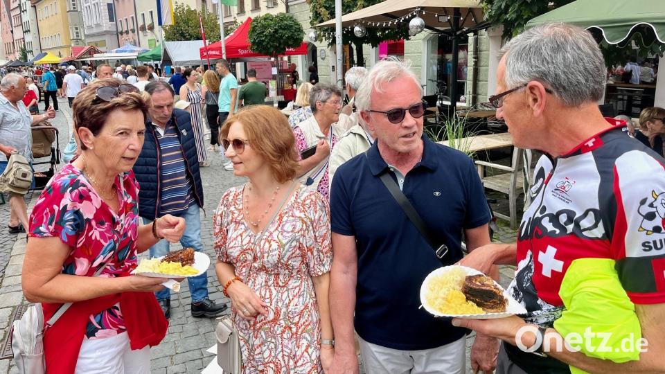 Der Rollbraten war heiß begehrt. Bild: Gabi Schönberger