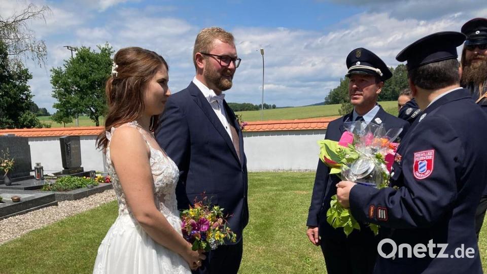 Antonia und Michael Kellner mussten nach dem Verlassen der St.-Thomas-Kirche viele Hände schütteln. Bild: dob