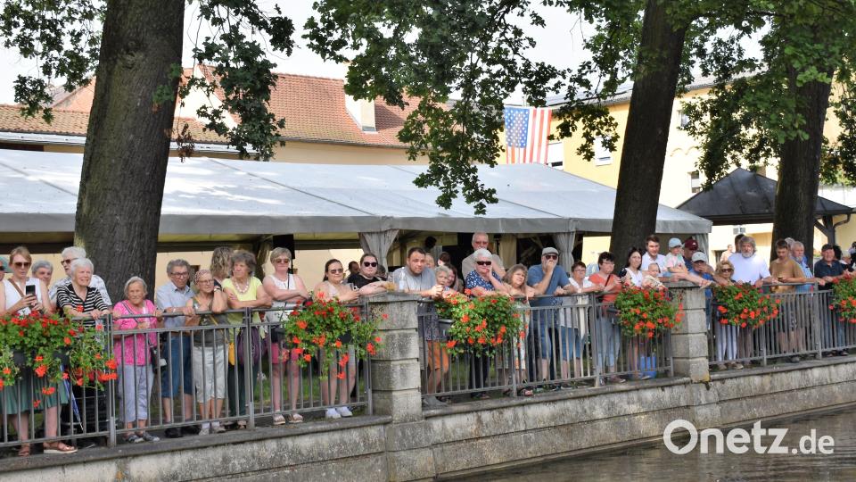Viele Zuschauer lassen sich das Sautrogrennen nicht entgehen. Bild: rgr