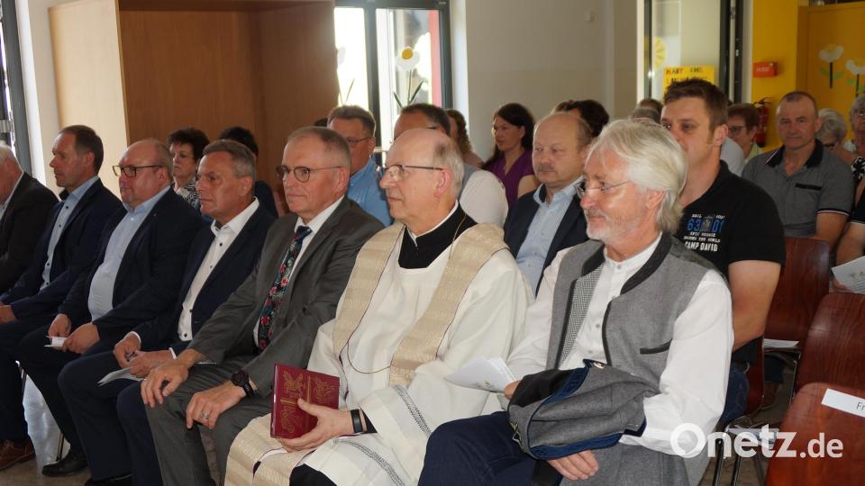 Architekt Albert Krämer, Pfarrer Herbert Rösl, Schulamtsdirektor Johann Hilburger, Bürgermeister Norbert Eckl, Verwaltungsleiter Anton Brand sowie die Bürgermeister des Schulverbands (von rechts) nahmen an dem Festakt zur Einweihung der sanierten Schule teil Bild: wel