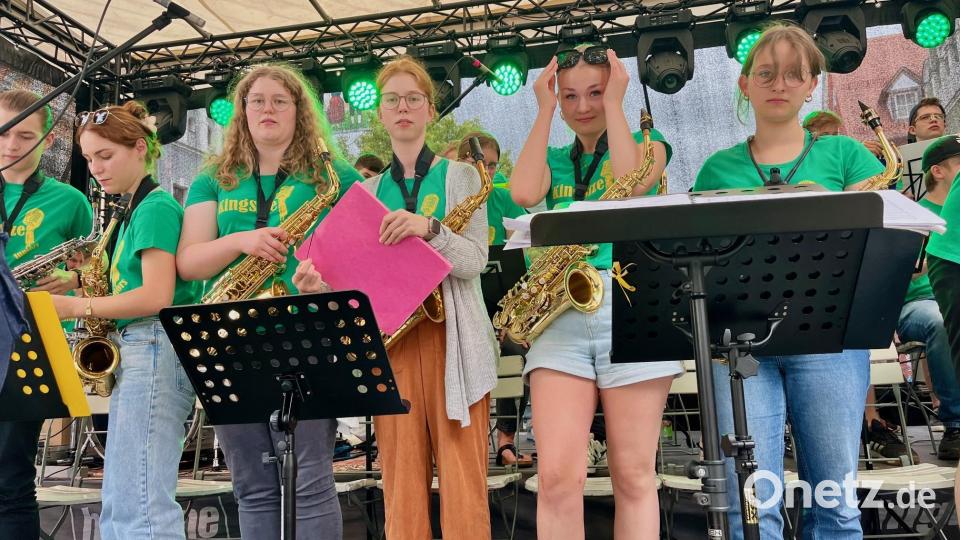 Die King Size Youngster zeigen auf der Bühne am Unteren Markt ihr Können. Bild: Gabi Schönberger