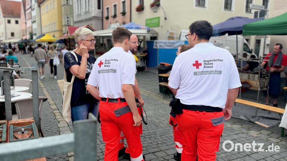 Das BRK ist vor Ort. Bild: Gabi Schönberger