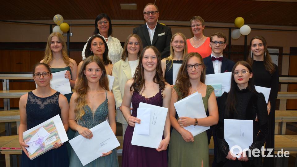 Die elf besten Abiturienten des Otto-Hahn-Gymnasiums: Im Bild (von links) Ronja Seifert, Emily Gödel, Linda Hofmann, Luisa Hofmann, Luisa Hellerl, Lilly Schübel, Viktoria Hennig, Ricarda Klaue, Thomas Schaller, Tatjana Brodt und Sophie Russ. Im Hintergrund (von links) Dritte Bürgermeisterin Christina Eisa, Schulleiter Stefan Niedermeier und Oberstufenkoordinatorin Margit Stark. Bild: jr