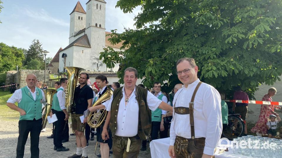 Auch sie stehen schon in den Startlöchern: Die Nabburger Jugendblaskapelle unter Leitung von Markus Ferstl, Festwirt Heiner Kummert und Museumsleiter Tobias Hammerl. Bild: aub
