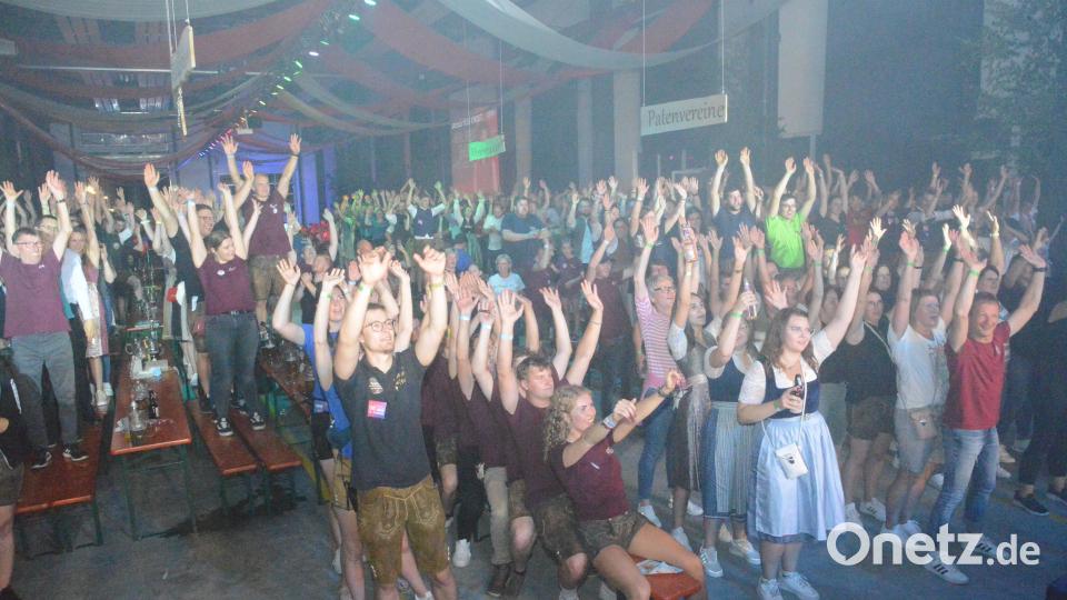 &quot;Alle Hände nach oben&quot;: Die Partyband &quot;Highline&quot; nimmt die Besucher in Hagendorf mit auf eine &quot;Bobfahrt&quot;. Bild: bey
