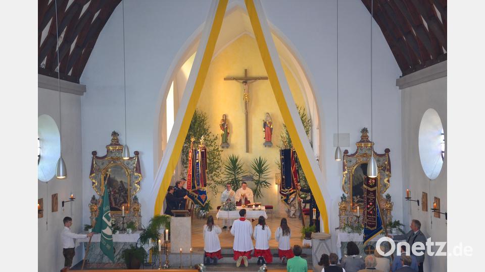Die Dorfkirche in Tröbes ist dem hl. Johannes des Täufers geweiht. Pfarrer Udo Klösel hielt den Festgottesdienst. Bild: gi