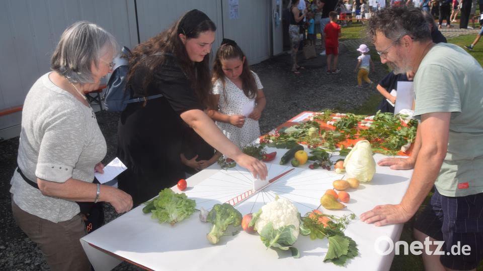 Die Mama hilft mit beim Gemüsequiz. Bild: fz