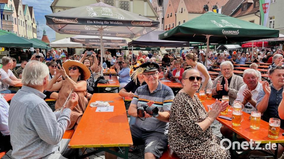Kurz vor 11 Uhr waren die Tische und Bänke vor dem Alten Rathaus von gut gefüllt. Bild: Gabi Schönberger