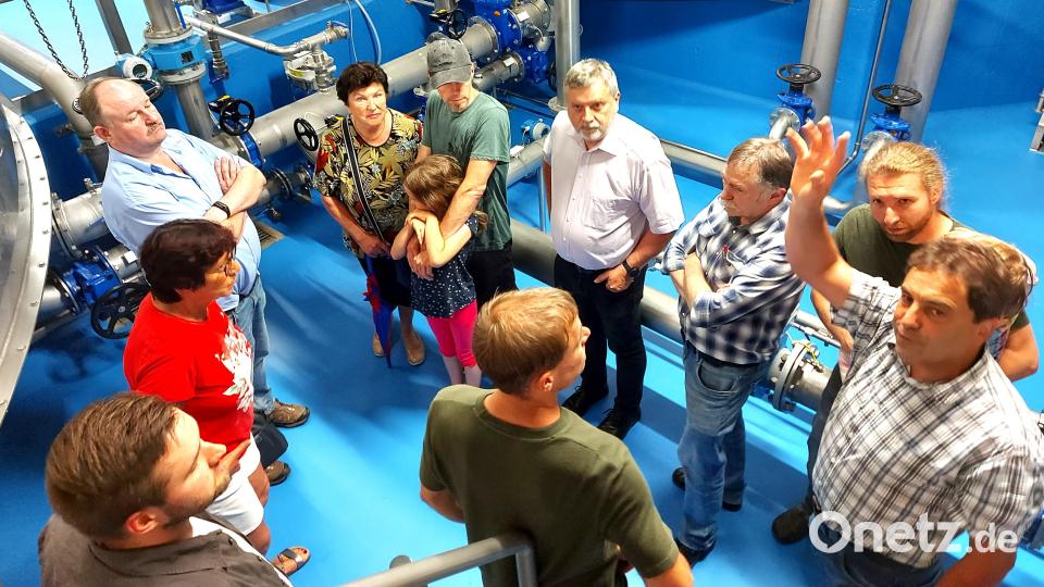 Wassermeister Michael Blab (rechts) führt die Besucher über die verschiedenen Ebenen des Aufbereitungsgebäudes mit seinen zwei riesigen Trinkwassertanks. Bild: lg