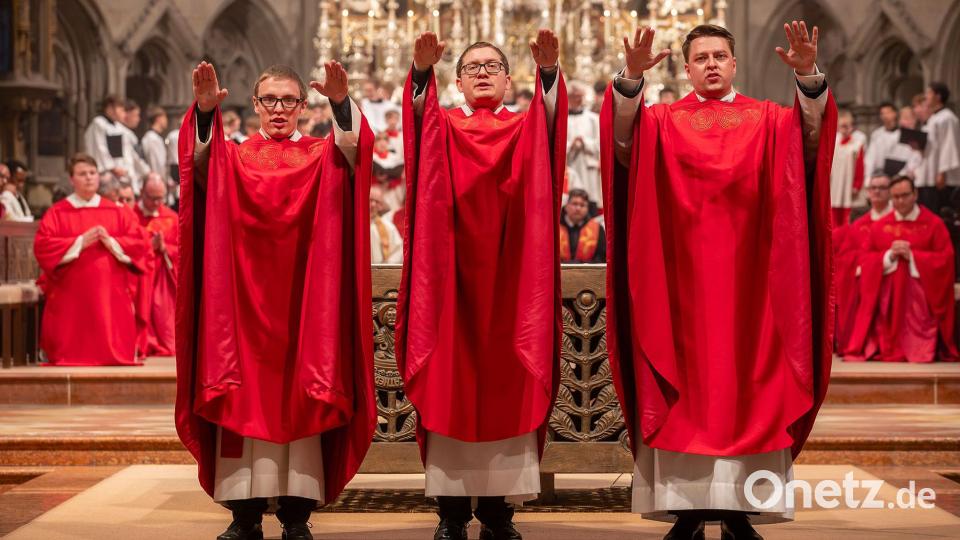 Nach dem Schlussgebet des Bischofs spenden die drei Neupriester den Gläubigen den Segen. Bild: exb/©altrofoto