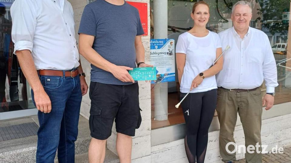 Landrat Richard Reisinger (von rechts), selbst begeisterter Hobby-Tubist, Projektleiterin Katharina, Stein, Vorstand Maximilian Stein und Bürgermeister Hermann Falk freuen sich über das neue Projekt Bild: u