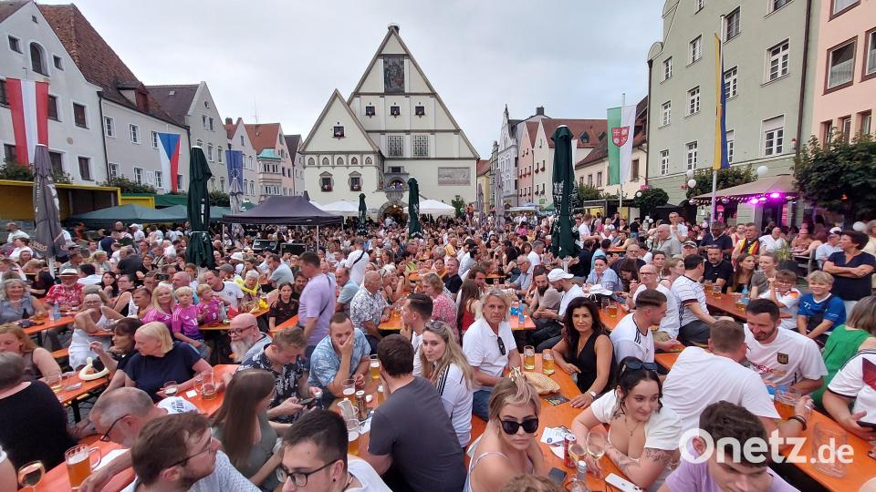 Der Obere Markt ist beim Bürgerfest Warm-up am Samstagabend voll besetzt. Bild: Kunz