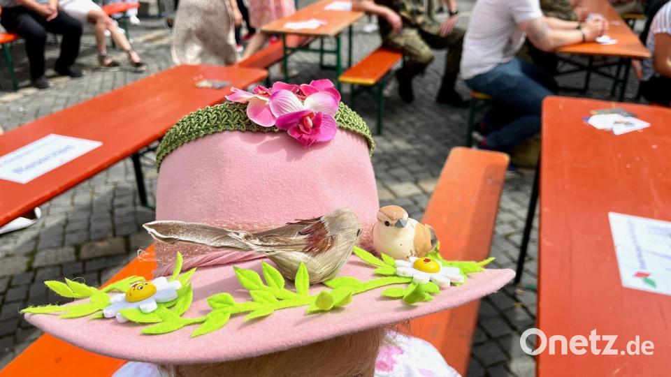 Der Frauenverein Höhe 309 verkaufte kreative Kopfbedeckungen. Der Erlös geht ans Frauenhaus Weiden. Bild: Gabi Schönberger