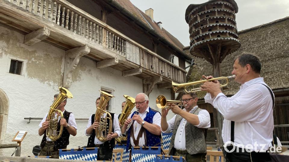 Wie kaum ein Ort bietet der Perschener Edelmannshof das perfekt Ambiente für eine traditionelle Kirwa. Bild: aub