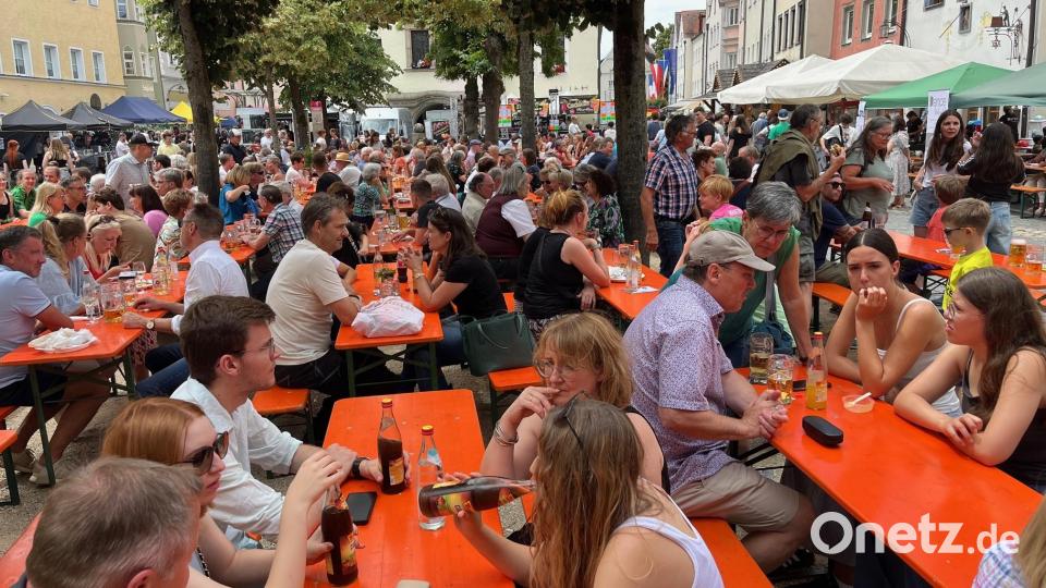 Vielen nutzen die Mittagszeit, um sich am Bürgerfest mit Freunden zu treffen. Bild: Gabi Schönberger