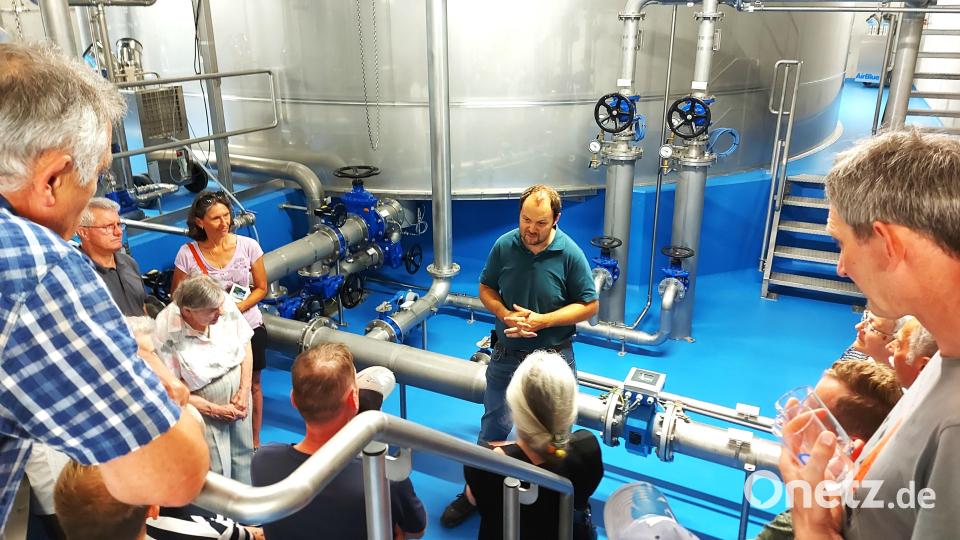 Diplomingenieur (FH) Stefan Pronold (MItte) wartet bei den Führungen vor einem der Trinkwassertanks mit aufschlussreichen technischen Details zur Gesamtanlage auf. Bild: lg