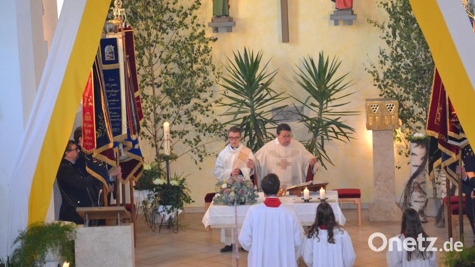 Die Dorfkirche in Tröbes ist dem Heiligen Johannes des Täufers geweiht. Pfarrer Udo Klösel hielt den Festgottesdienst. Bild: Garreiss/exb