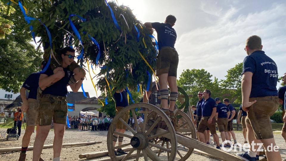 Was unten nicht geschmückt wird, sieht später oben auch nicht gut aus - daher legen die Kirwaburschen aus Pfreimd, die heuer mit dem Baum-Aufstellen dran waren, auch ganz sorgfältig Hand an. Bild: aub
