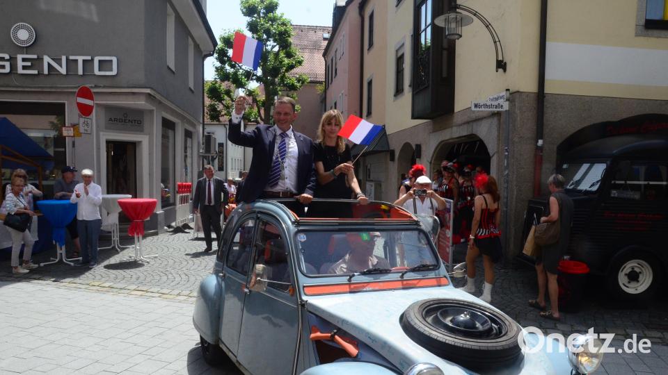 Oberbürgermeister Jens Meyer und die französische Stadträtin Caroline Millan zelebrieren den Beginn des deutsch-französischen Festes in Weiden in einem ganz besonderen Gefährt. Bild: Kunz