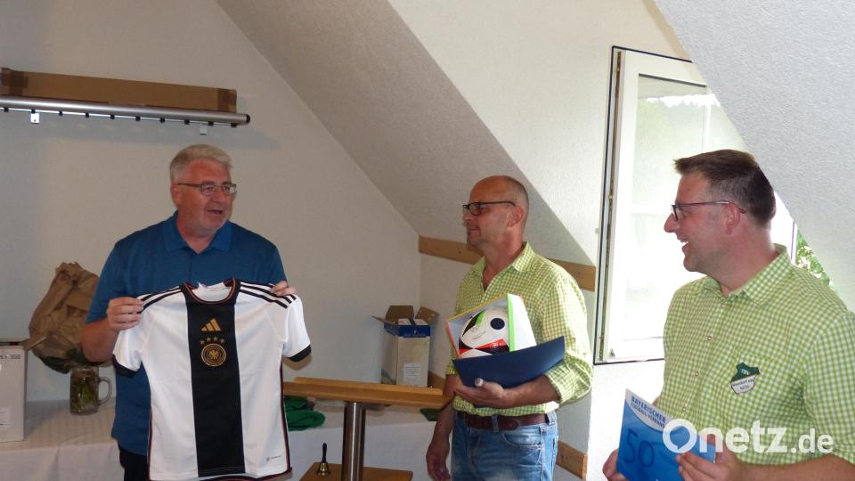 Wenn man Geburtstag hat, bekommt man Geschenke – so auch beim TSV Neudorf. Bild: hme
