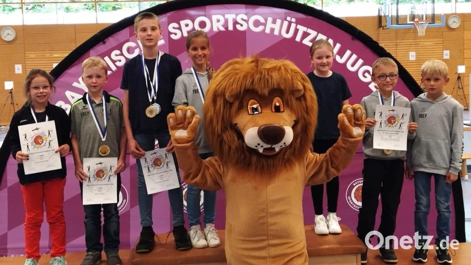 Die erfolgreichen Mähringer Nachwuchsschützen (von links) Laura Schmeller, Anton Müller, Johannes Schmeller, Mathilda Bäuml, Emilia Zintl, Luis Dill und Johannes Fehr mit dem Maskottchen „Gushu“. Bild: Schützenverein Linda Mähring/exb