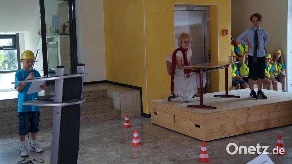 Die Viertklässler stellten in einem Sketch dar, wie Rektorin Bösl und Bürgermeister Eckl erste Planungen zur Sanierung besprachen Bild: wel