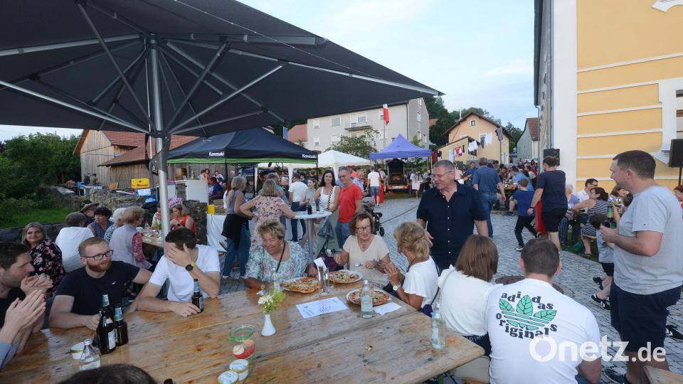 Den drei Damen schmecken die Pizzen. Bürgermeister Reinhard Sollfrank sucht bei seinem Rundgang das Gespräch mit den Gästen. Bild: bey