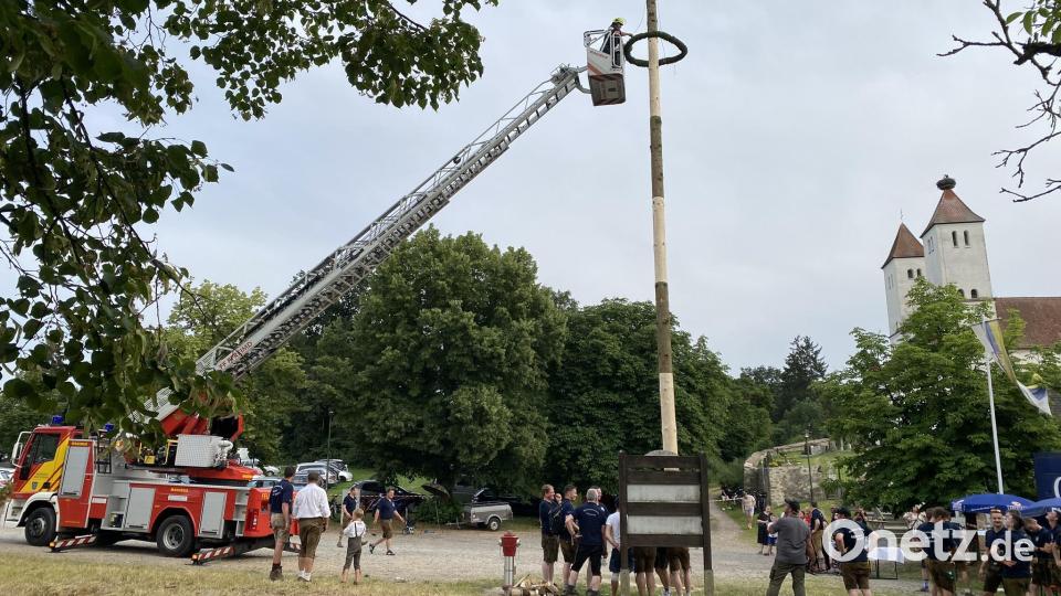 Nicht zum ersten Mal leistet die Feuerwehr Pfreimd den Kirwaburschen tatkräftige Unterstützung. Bild: aub