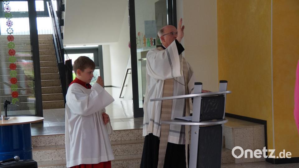 Pfarrer Herbert Rösl segnete das Schulhaus Bild: wel