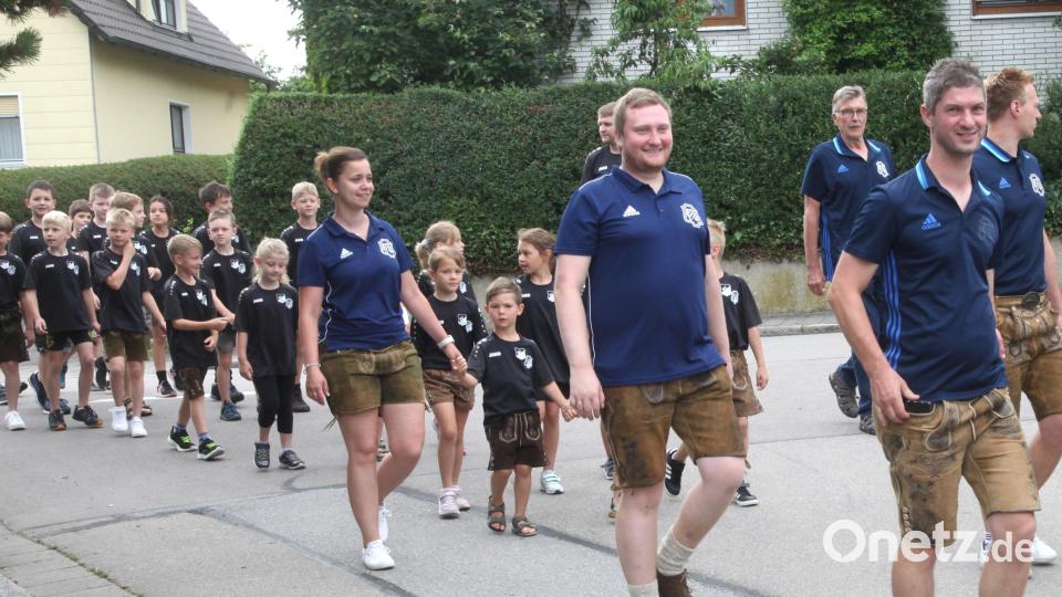 25 Vereinsabordnungen beteiligen sich am Kirchenzug des 1. FC Schmidgaden. Bild: Hirsch